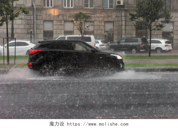 大雨天在公路上的汽车雨路驱动洪水水坑秋滴